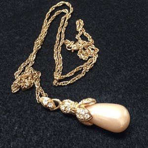Beautiful gold tone pearl necklace